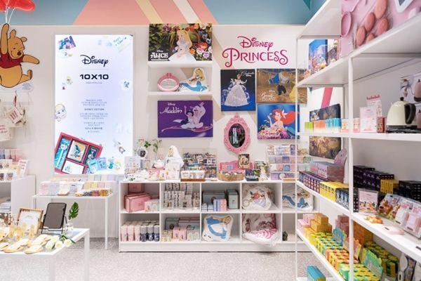 ดิสนีย์ป๊อปอัพสโตร์ในโซล แสดงสินค้าในธีมเจ้าหญิงดิสนีย์ เช่น อาลาดิน และเรื่องเจ้าหญิงผู้น้อย เป็นต้น